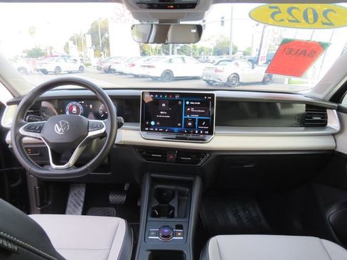 Used 2025 Volkswagen Tiguan SE image 20