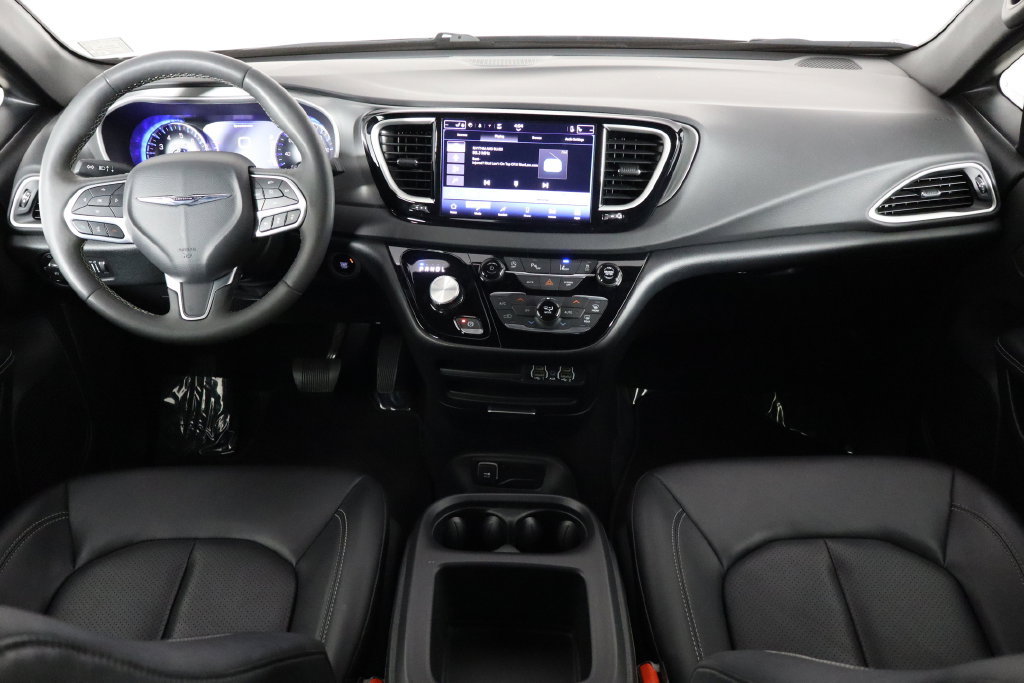 Used 2025 Chrysler Pacifica Select FWD image 13