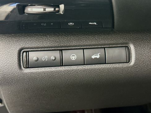 Used 2023 Nissan Pathfinder SV w/ SV Premium Package image 17