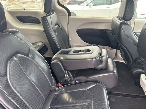 Used 2019 Chrysler Pacifica Limited w/ 8-pass Seating Package image 9