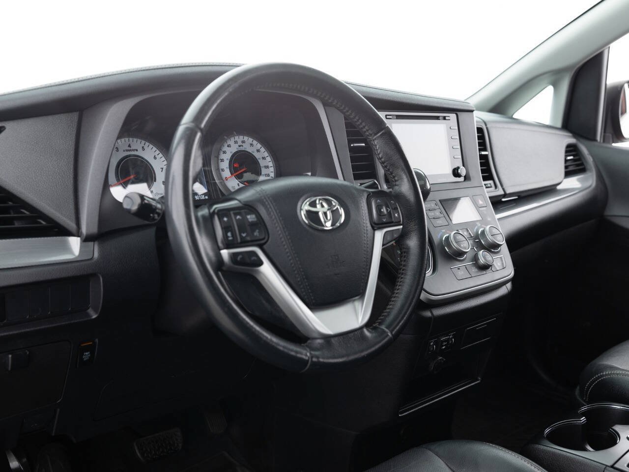 Used 2020 Toyota Sienna SE w/ Nightshade Edition AWD/4WD image 19
