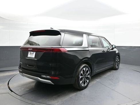 Used 2023 Kia Carnival EX image 6