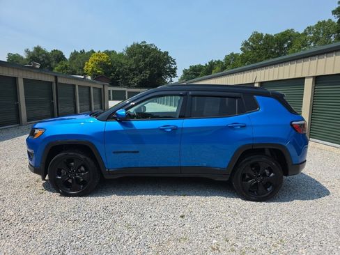 Used 2018 Jeep Compass Latitude w/ Popular Equipment Group AWD/4WD image 3