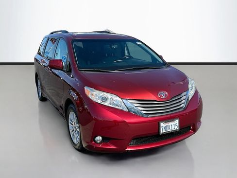 Used 2015 Toyota Sienna XLE w/ XLE Navigation Package FWD image 3