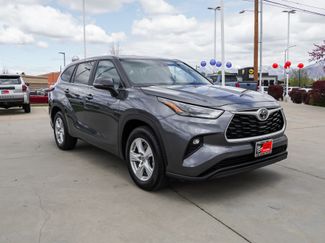 Used 2023 Toyota Highlander LE FWD video 2