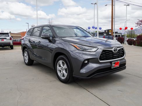 Used 2023 Toyota Highlander LE FWD image 2