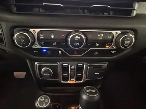 Used 2024 Jeep Wrangler Unlimited w/ Convenience Group AWD/4WD image 21