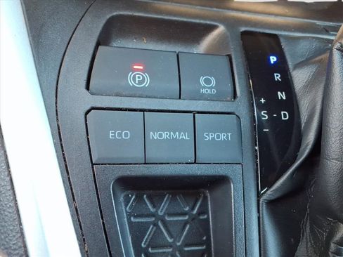 Used 2022 Toyota RAV4 XLE Premium image 23