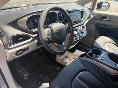 Used 2024 Chrysler Pacifica Touring-L FWD image 28