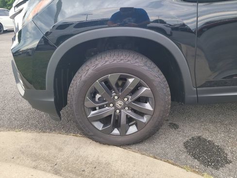 Used 2025 Honda Ridgeline Sport image 9