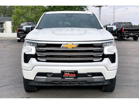 Used 2022 Chevrolet Silverado 1500 High Country w/ Technology Package AWD/4WD image 3