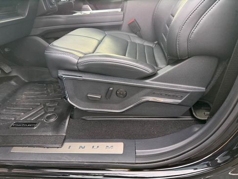 Used 2025 Ford F250 Platinum image 17