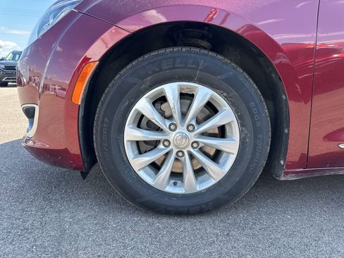 Used 2017 Chrysler Pacifica Touring-L image 14