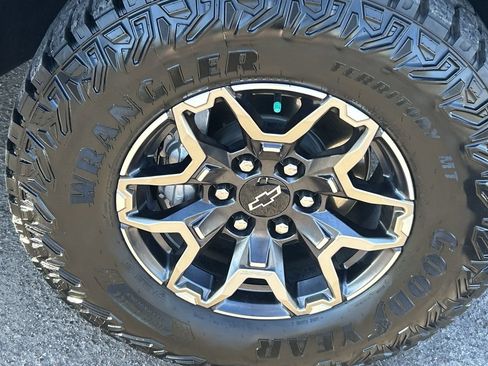 Used 2024 Chevrolet Colorado ZR2 w/ ZR2 Convenience Package III AWD/4WD image 7
