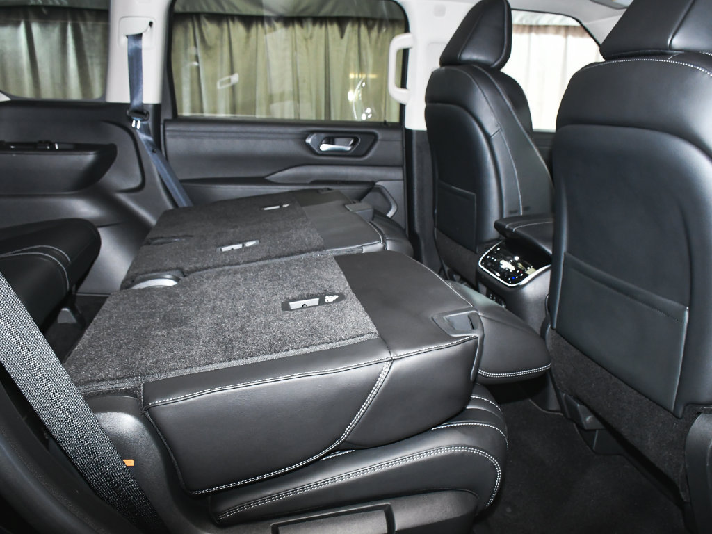 Used 2025 Nissan Armada SV AWD/4WD image 49