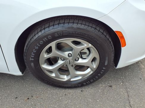 Certified 2023 Chrysler Pacifica Limited FWD image 32