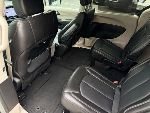 Certified 2024 Chrysler Pacifica Touring-L image 20