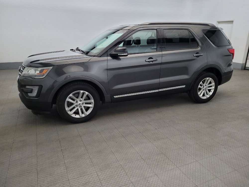 Used 2017 Ford Explorer XLT w/ Equipment Group 202A FWD image 2