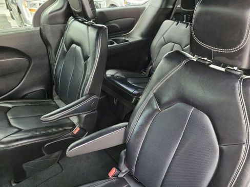 Used 2025 Chrysler Pacifica Select FWD image 12