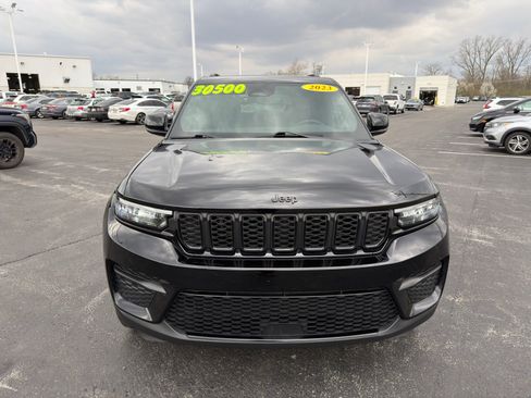 Used 2023 Jeep Grand Cherokee Altitude image 9