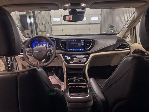 Used 2024 Chrysler Pacifica Limited image 20