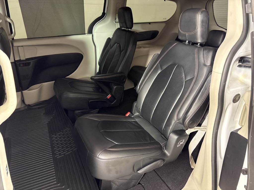 Used 2017 Chrysler Pacifica Touring-L w/ Tire & Wheel Group FWD image 31