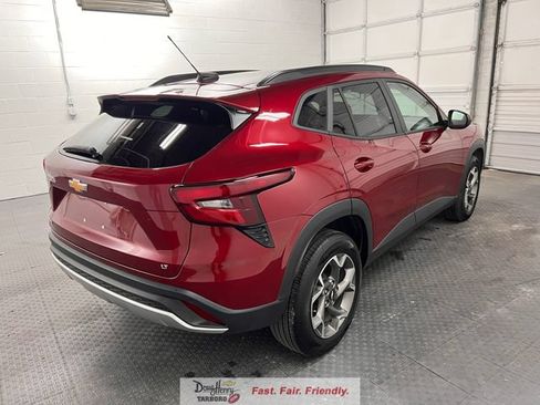 Used 2025 Chevrolet Trax LT w/ LT Convenience Package FWD image 9