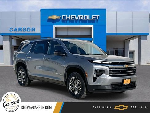 Used 2024 Chevrolet Traverse LT image 1