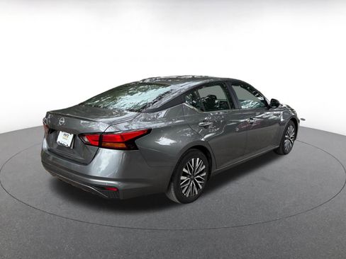 Used 2025 Nissan Altima 2.5 SV FWD image 12
