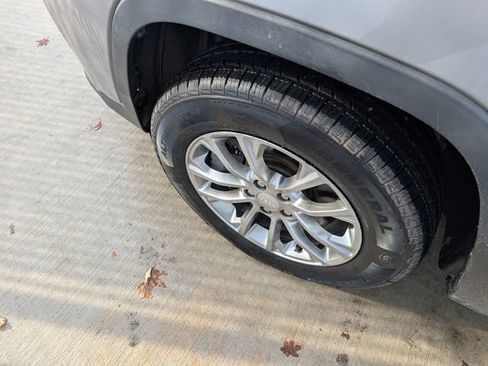 Used 2019 Jeep Cherokee Latitude Plus w/ Comfort/Convenience Group image 7