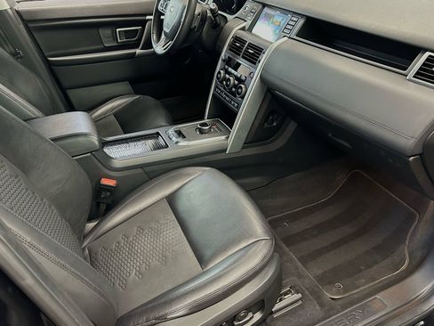 Used 2018 Land Rover Discovery Sport SE image 16