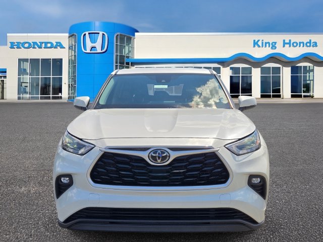 Used 2020 Toyota Highlander LE AWD/4WD image 2