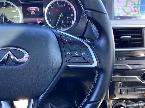 Used 2018 INFINITI QX30 Premium w/ Cargo Package image 24