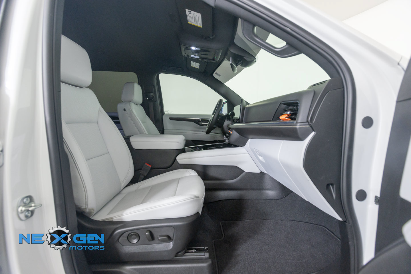 Used 2025 Chevrolet Suburban Premier AWD/4WD image 8