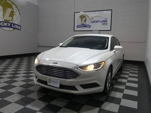 Used 2017 Ford Fusion SE w/ Fusion SE Technology Package image 4
