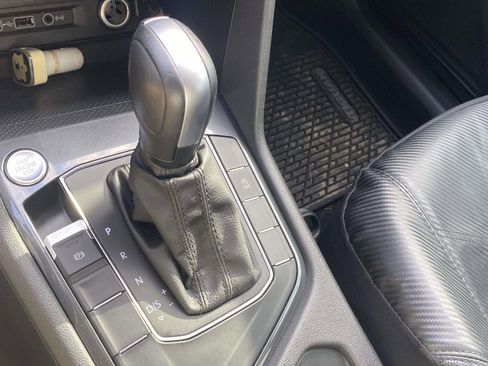 Used 2020 Volkswagen Tiguan SE w/ Panoramic Sunroof Package image 23