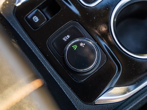 Used 2021 Chevrolet Traverse LS image 31