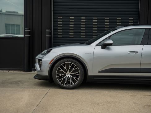 Certified 2025 Porsche Macan Electric image 11