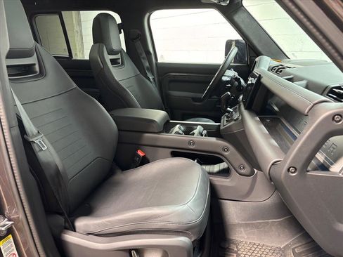 Used 2025 Land Rover Defender 110 image 33