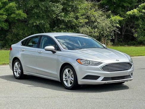 Used 2018 Ford Fusion SE w/ Fusion SE Technology Package FWD image 10