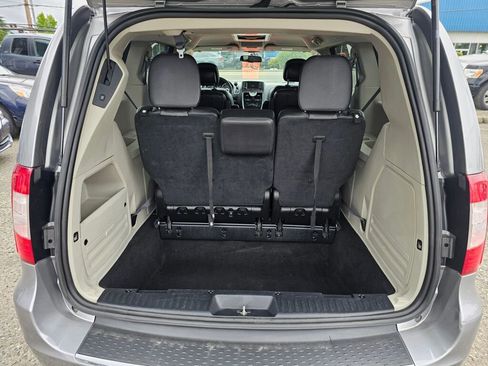 Used 2016 Chrysler Town & Country Touring image 20