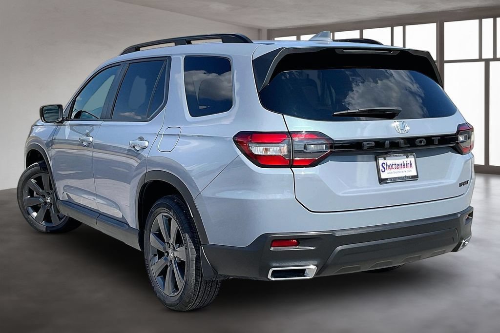 Certified 2025 Honda Pilot Sport image 4