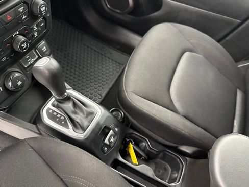 Used 2023 Jeep Renegade Latitude AWD/4WD image 20