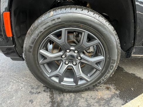 Used 2023 Jeep Wagoneer L Series III w/ Premium Group I image 26