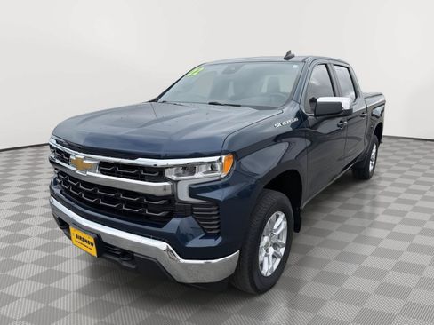 Used 2022 Chevrolet Silverado 1500 LT AWD/4WD image 2