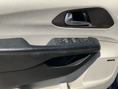 Used 2017 Chrysler Pacifica Touring-L Plus w/ Advanced Safetytec Group FWD image 16