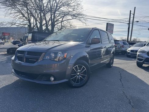 Used 2017 Dodge Grand Caravan GT image 2