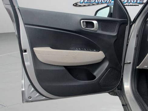 Used 2024 Hyundai Venue SEL FWD image 18