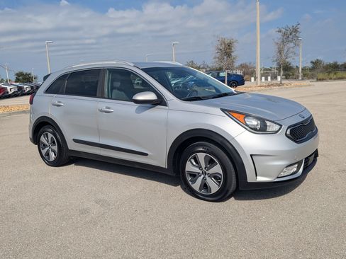 Used 2019 Kia Niro LX image 2