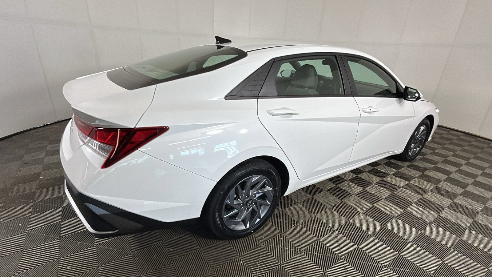 Certified 2024 Hyundai Elantra SEL FWD image 3